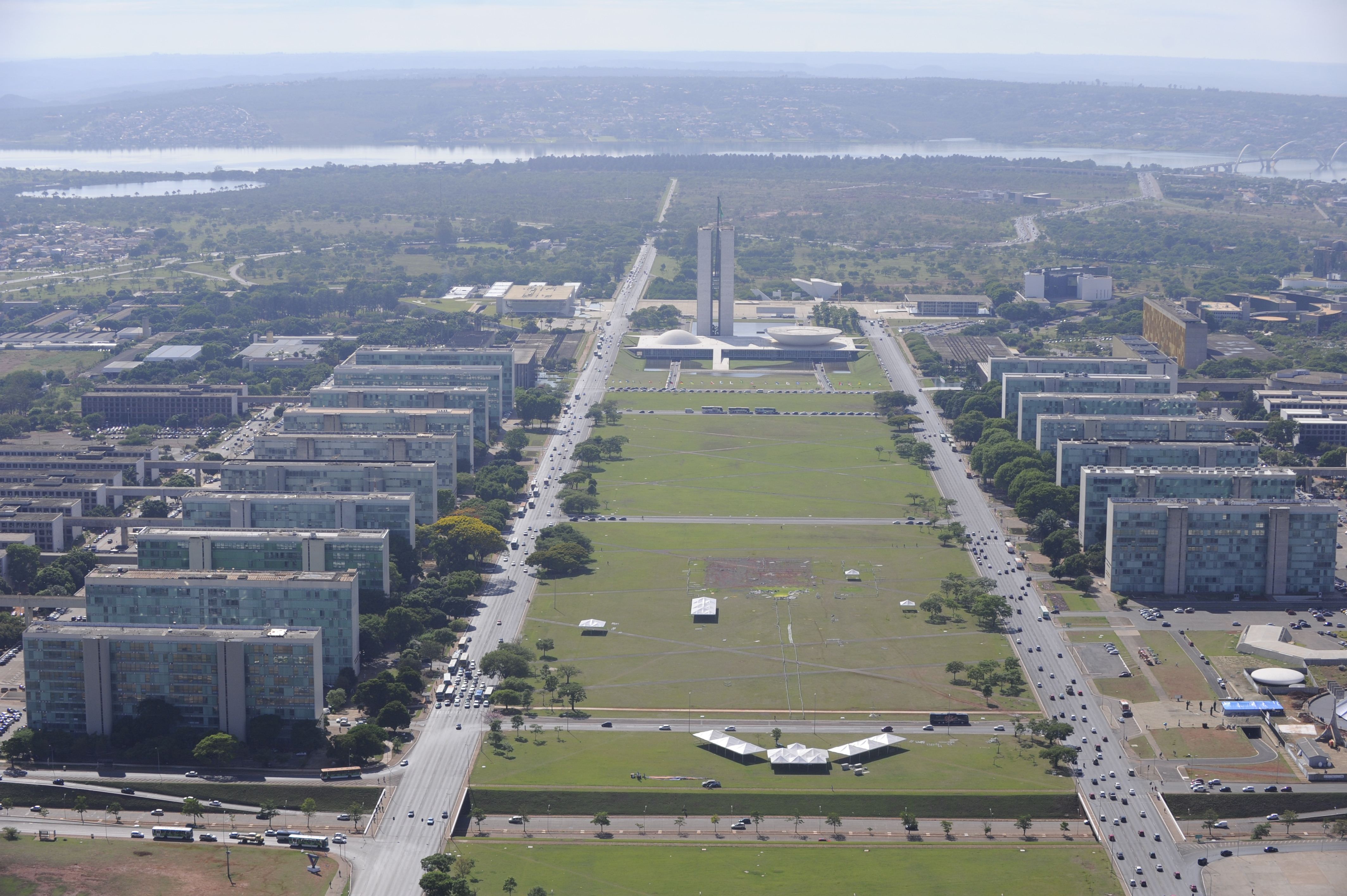 Vista aérea do Eixo Monumental e do Congresso Nacional, em Brasília – DF
